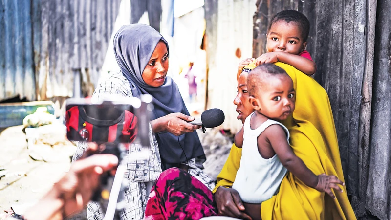 Nhóm phóng viên tự do tại Somalia thường phải làm việc theo nhóm để bảo vệ, hỗ trợ lẫn nhau. 