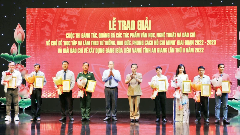 Lãnh đạo tỉnh trao giải cho các tác giả đạt giải A. 