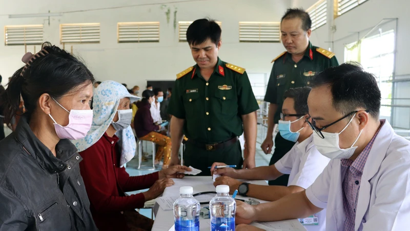 Các y, bác sĩ Bệnh viện 7B (Quân khu 7) khám bệnh, cấp thuốc miễn phí cho người dân xã Thanh Sơn, huyện Ðịnh Quán, tỉnh Ðồng Nai. 