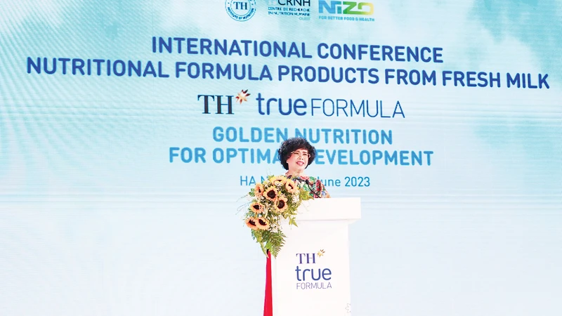 Anh hùng Lao động Thái Hương phát biểu tại Hội thảo quốc tế "Sản phẩm dinh dưỡng công thức từ sữa tươi - Dinh dưỡng vàng cho trẻ phát triển toàn diện". 