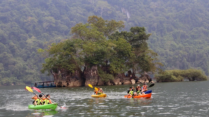 Du khách chèo thuyền Kayak trên hồ Ba Bể, tỉnh Bắc Kạn. (Ảnh HƯƠNG DỊU) 