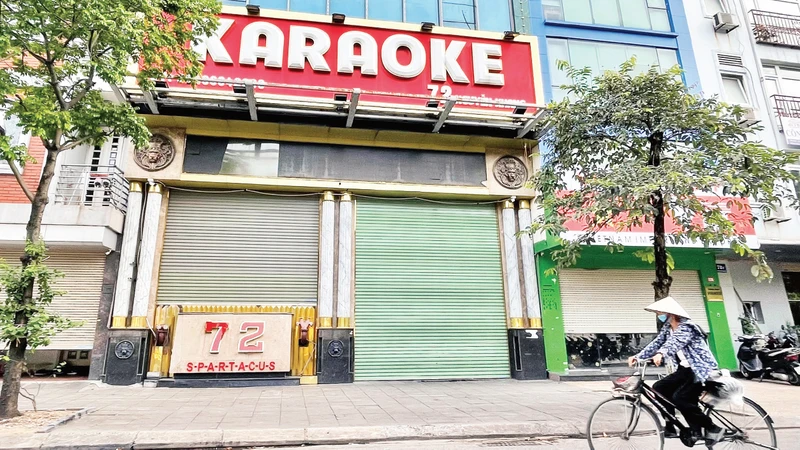 Nhiều cơ sở kinh doanh karaoke đã phải dừng hoạt động do không đáp ứng các quy định về an toàn. (Ảnh NHẬT MINH) 