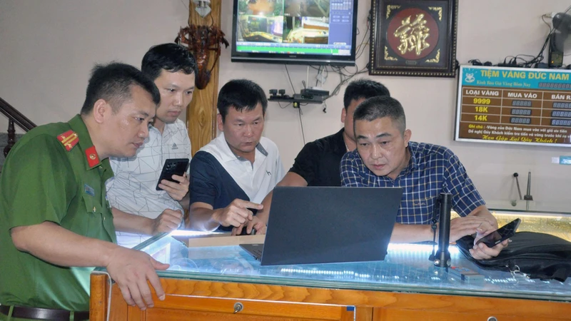 Công an điều tra vụ án cướp tiệm vàng Ðức Nam tại huyện Kim Thành, tỉnh Hải Dương. (Ảnh KHÁNH NGÂN) 