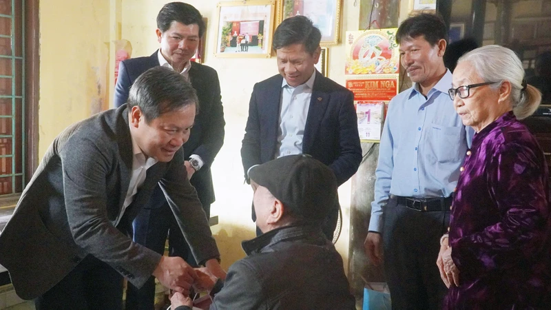 Bí thư Tỉnh ủy Quảng Bình Vũ Ðại Thắng thăm, tặng quà người có công ở huyện Lệ Thủy. 