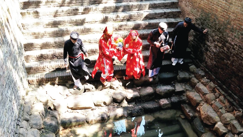 Nghi lễ lấy nước Giếng Ngọc (khu Viêm Xá, phường Hòa Long, TP Bắc Ninh). 