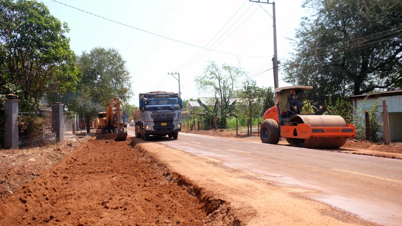 Dự án nâng cấp, mở rộng đường giao thông kết nối vùng khó khăn đến trung tâm huyện Bù Ðốp (Bình Phước) đang được đẩy nhanh tiến độ. 