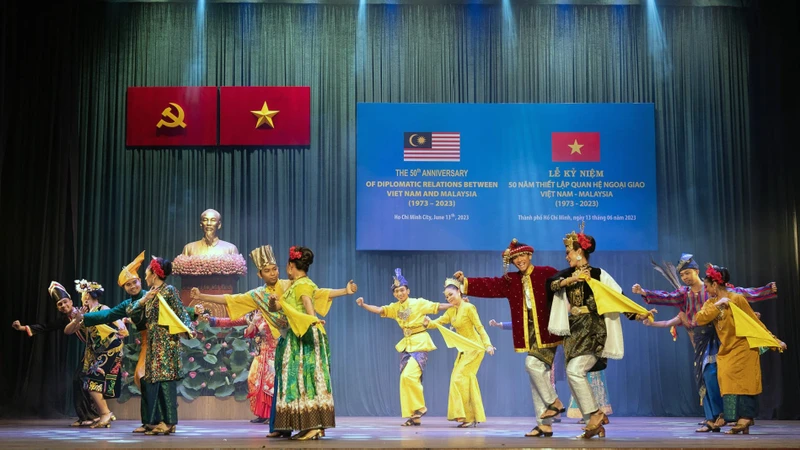 Một tiết mục văn nghệ tại lễ kỷ niệm 50 năm thiết lập quan hệ ngoại giao Việt Nam-Malaysia. (Ảnh Tổng Lãnh sự quán Malaysia tại TP Hồ Chí Minh) 