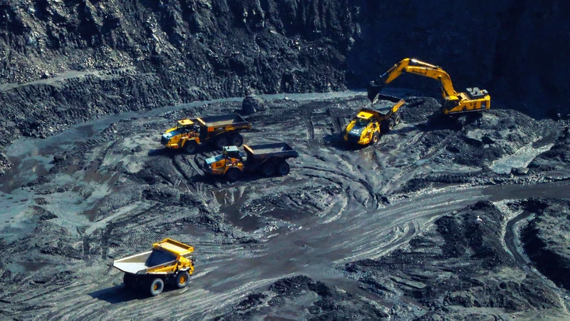Các mỏ than lộ thiên đang gặp nhiều khó khăn do xuống sâu, diện sản xuất bị thu hẹp. 