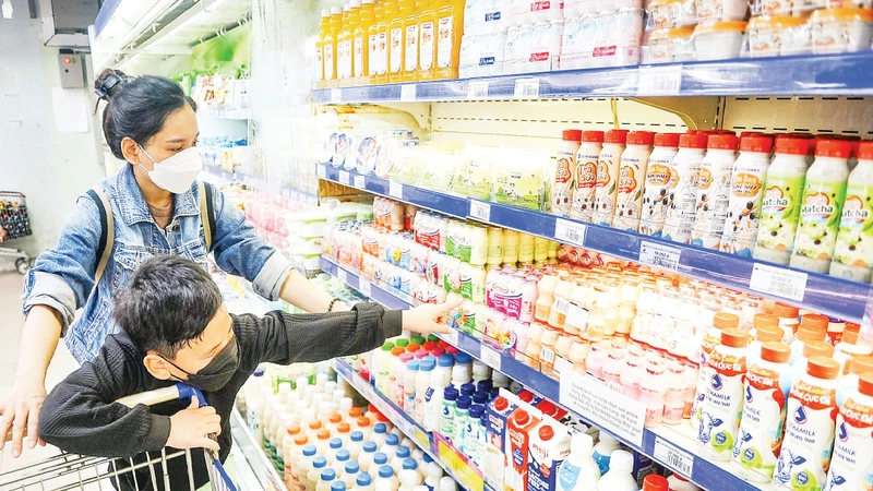 Người tiêu dùng chọn mua các sản phẩm sữa dành cho trẻ em tại một siêu thị Co.opmart. 
