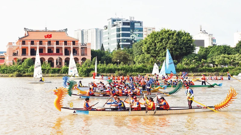 Biểu diễn tàu, thuyền ở khu vực sông Sài Gòn. 