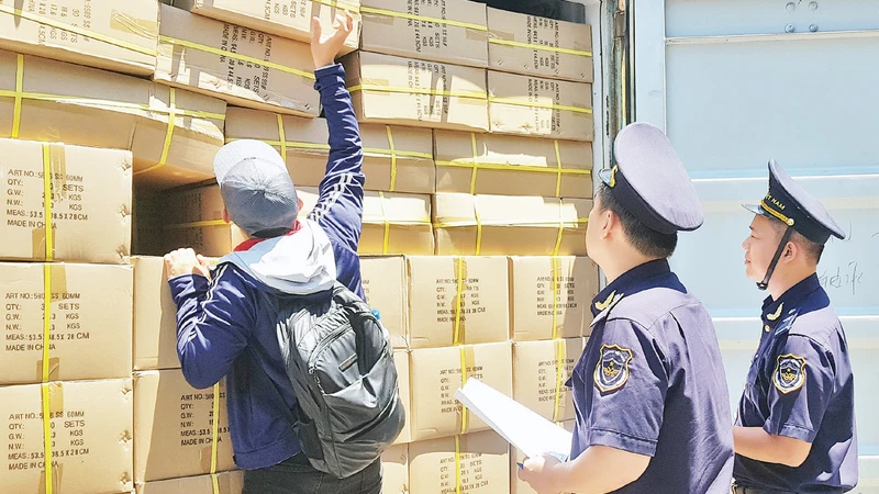 Lực lượng chức năng kiểm tra hàng hóa tại cảng Cát Lái (thành phố Thủ Ðức). 