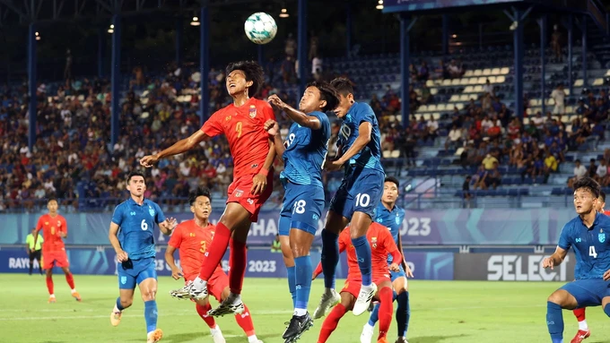 U23 Thái Lan (áo xanh) khởi đầu thuận lợi, thắng U23 Myanmar 3-0. 