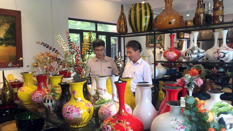 Cửa hàng trưng bày và giới thiệu sản phẩm của Công ty TNHH Sơn mài Phúc Cường (Cụm công nghiệp Làng nghề Sơn mài Duyên Thái, xã Duyên Thái, huyện Thường Tín, Hà Nội).