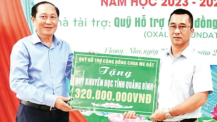 Lãnh đạo Hội Khuyến học tỉnh Quảng Bình nhận kinh phí học bổng “Tiếp sức đến trường” từ đơn vị tài trợ.