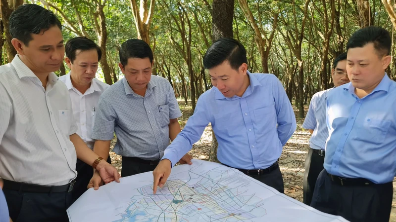 Bí thư Tỉnh ủy Bình Phước Nguyễn Mạnh Cường (thứ tư, từ trái sang) kiểm tra công tác lập kế hoạch ở thực địa. 