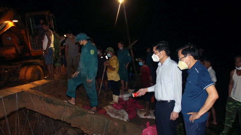 Đập Bàn Vàng ở xã Tiến Thành, huyện Yên Thành, tỉnh Nghệ An bị nước lũ cuốn trôi.