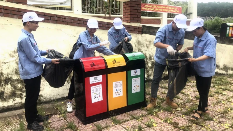 Đoàn viên, thanh niên thực hiện phân loại rác thải sinh hoạt trên hè phố TP Vĩnh Yên, tỉnh Vĩnh Phúc.