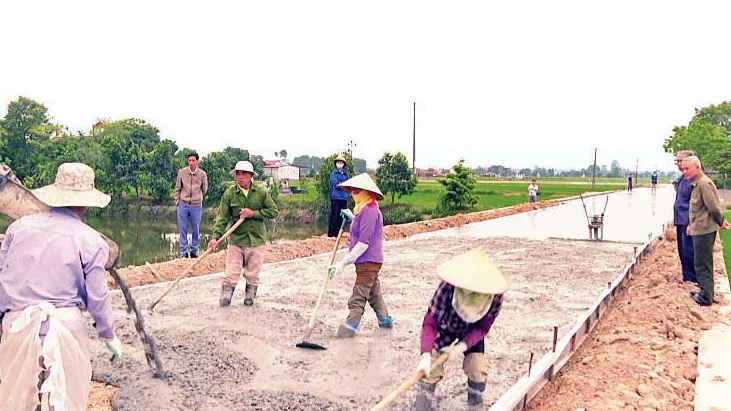 Làm đường bê-tông nông thôn tại huyện Gia Bình (Bắc Ninh). 