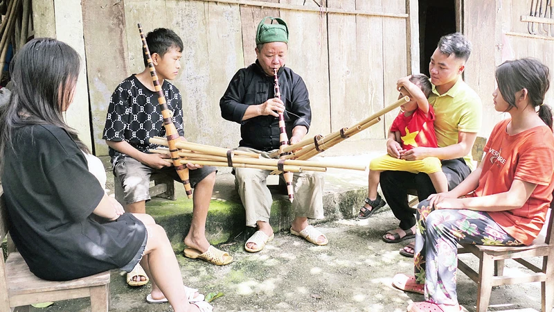 Ông Ma Dâu Páo, thôn Mỏ Sài, xã Thanh Vân, huyện Quản Bạ dạy thổi khèn cho thế hệ trẻ. 