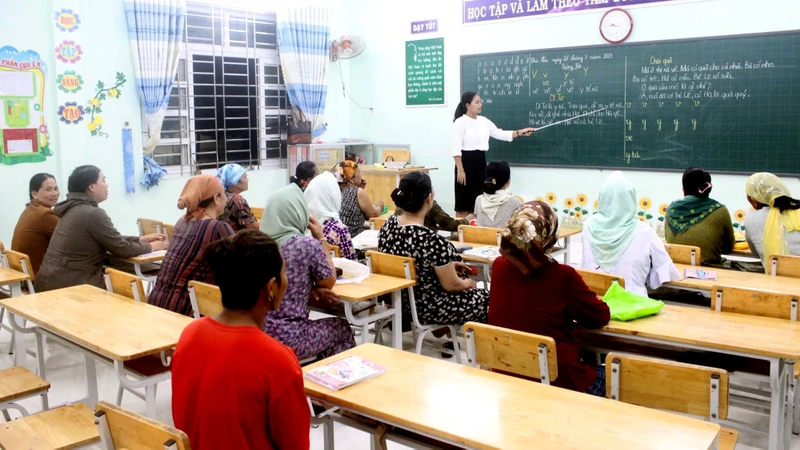 Một buổi dạy xóa mù chữ dành cho đồng bào dân tộc thiểu số tại xã Xuân Hải, huyện Ninh Hải, tỉnh Ninh Thuận. 