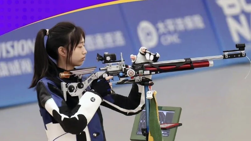 Nữ xạ thủ Trung Quốc Huang Yuting và đồng đội Sheng Lihao đoạt HCV đồng đội 10m súng trường hơi hỗn hợp.