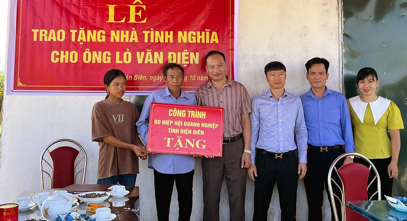 Hiệp hội doanh nghiệp tỉnh Điện Biên trao kinh phí hỗ trợ hộ nghèo phường Thanh Trường, thành phố Điện Biên Phủ làm nhà.