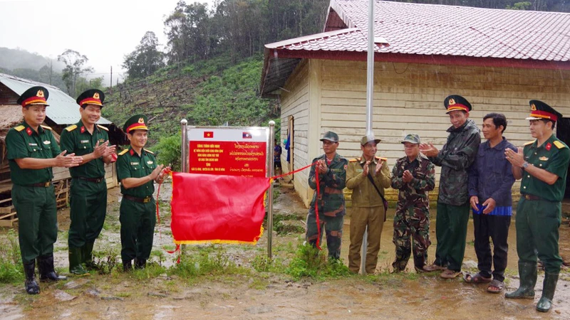 Khánh thànhcông trình chiếu sáng bằng năng lượng mặt trời cho nhân dân bản Tạ Vàng, huyện Kạ Lừm, tỉnh Sê Kông (Lào).