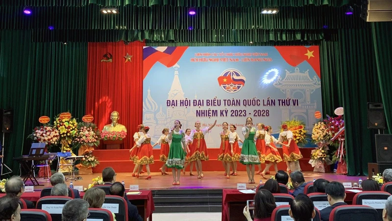 Giao lưu nhân dân góp phần thắt chặt quan hệ Việt Nam-Nga. 