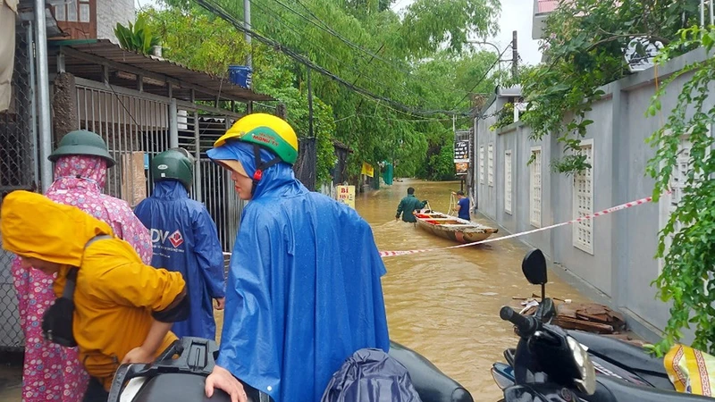 Di dời khẩn cấp 10 hộ dân Xóm Gióng, phường An Tây, thành phố Huế (Thừa Thiên Huế) đến nơi an toàn. (Ảnh CÔNG HẬU) 