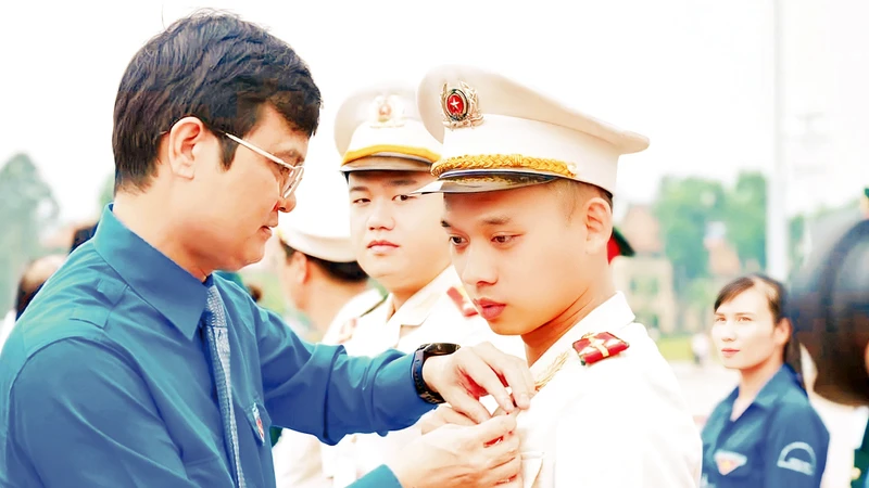 Bí thư thứ nhất Trung ương Đoàn Bùi Quang Huy trao huy hiệu “Thanh niên tiên tiến làm theo lời Bác” tặng Thượng úy Hoàng Việt Hùng. 