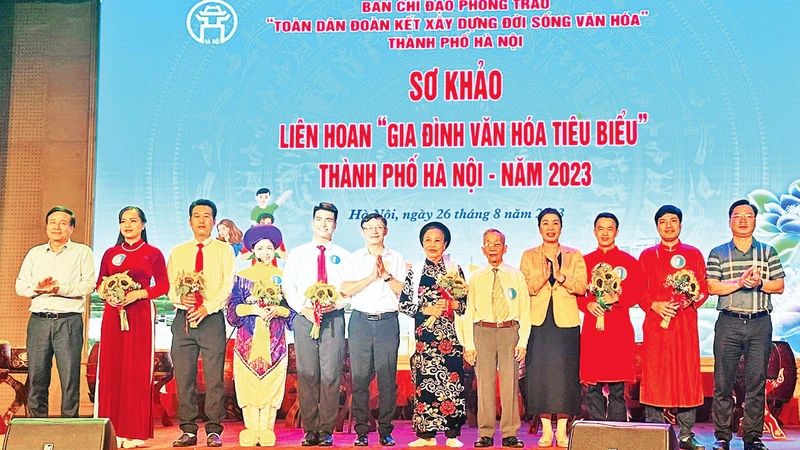 Liên hoan “Gia đình văn hóa tiêu biểu” thành phố Hà Nội có sự tham gia của các gia đình tiêu biểu đến từ 30 quận, huyện, thị xã. 