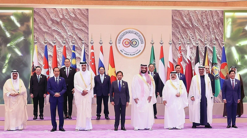 Thủ tướng Phạm Minh Chính và các trưởng đoàn tham dự Hội nghị cấp cao ASEAN - Hội đồng hợp tác vùng Vịnh (GCC). (Ảnh NHẬT BẮC) 