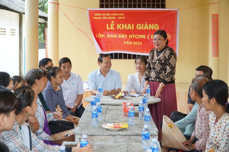 Chị Trương Thị Bạch Thủy hướng dẫn lớp đan đat nâng cao cho các chị em phụ nữ thuộc hộ nghèo và cận nghèo ở xã Song Phụng, huyện Long Phú (Sóc Trăng).