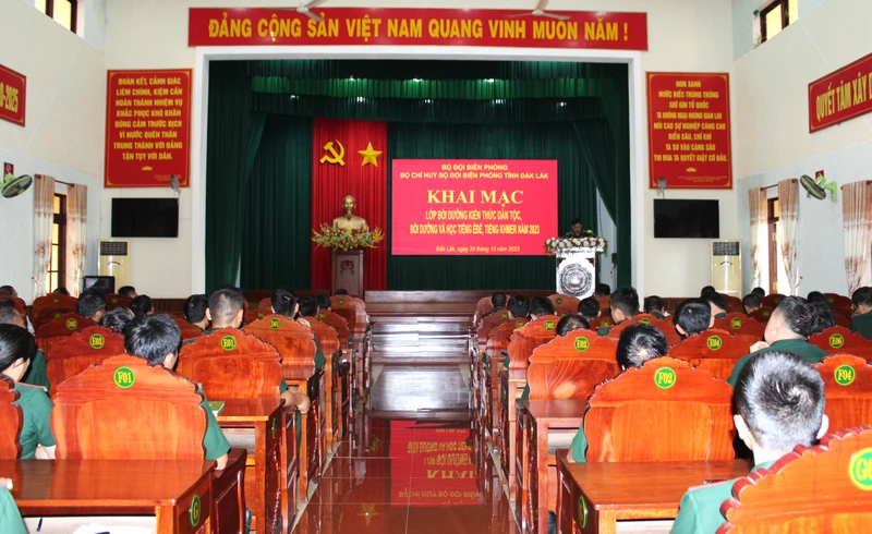 Quang cảnh lễ Khai mạc lớp bồi dưỡng kiến thức dân tộc, bồi dưỡng và học tiếng Ê Đê, tiếng Khmer.