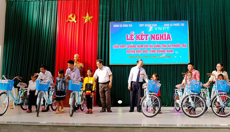 Lãnh đạo địa phương và VNPT Quảng Nam trao xe đạp hỗ trợ học sinh có hoàn cảnh khó khăn các xã Sông Trà, Phước Trà