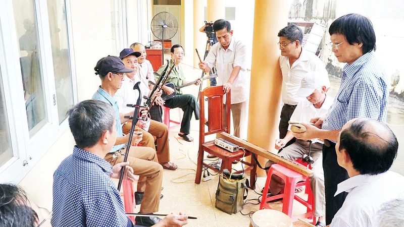 Một lớp tập huấn sử dụng nhạc cụ dân tộc được huyện Gia Viễn (Ninh Bình) tổ chức, thu hút nhiều người tham gia. (Ảnh MINH QUANG) 
