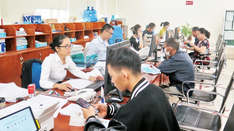 Công chức bộ phận một cửa Bảo hiểm xã hội tỉnh tiếp nhận hồ sơ của công dân tại Trung tâm Phục vụ hành chính công tỉnh Lạng Sơn. 