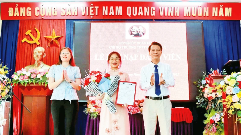 Trao Quyết định kết nạp đảng viên cho học sinh Trường THPT Đoan Hùng. (Ảnh CTV). 