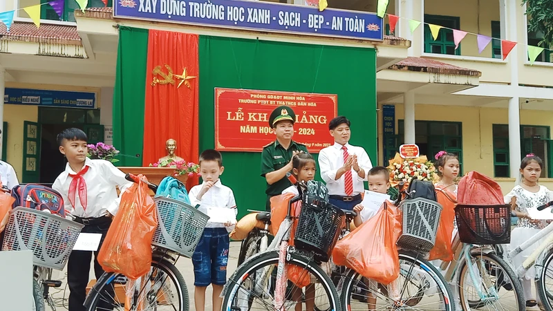 Bộ đội biên phòng Quảng Bình và các nhà hảo tâm tặng quà cho học sinh xã biên giới Dân Hóa, huyện Minh Hóa