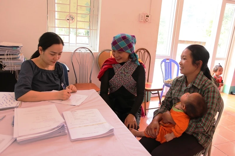 Phỏng vấn kiến thức bà mẹ có con nhỏ là đồng bào dân tộc H’Mông, tại xã Trung Lèng Hồ, huyện Bát Xát (Lào Cai). Ảnh: HỒNG LOAN