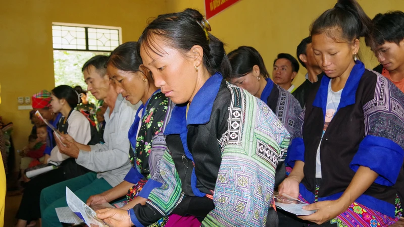 Đồng bào dân tộc H’Mông ở huyện Nậm Pồ (Điện Biên) dự các buổi tư vấn, đào tạo nghề do huyện tổ chức.