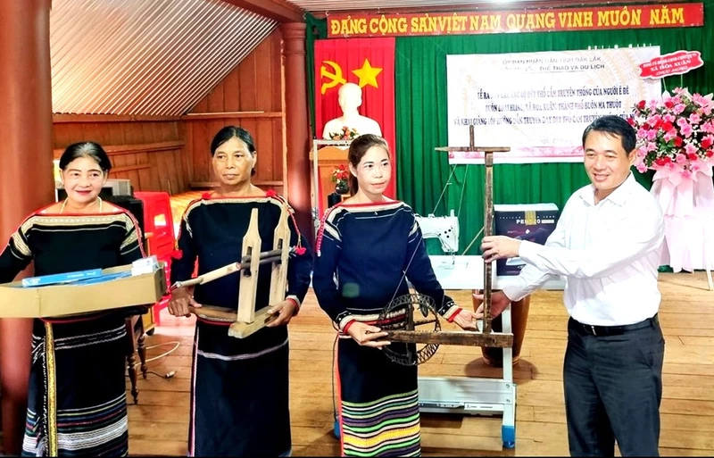 Lãnh đạo Sở Văn hóa, Thể thao và Du lịch tỉnh Đắk Lắk trao tặng các trang thiết bị hỗ trợ hoạt động của Câu lạc bộ tại lễ ra mắt.