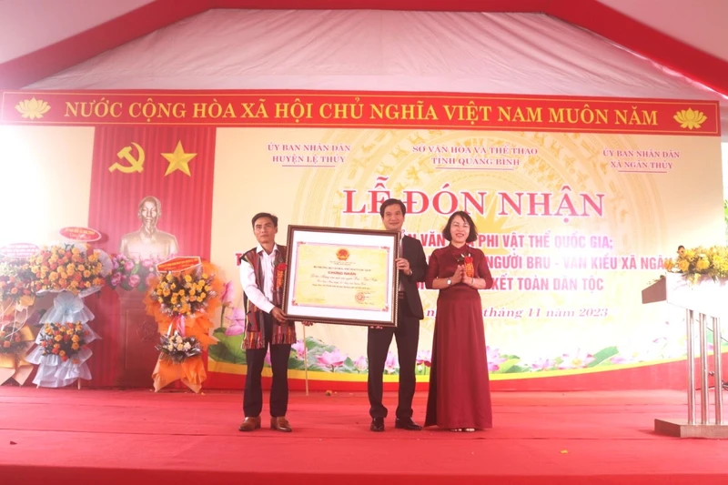 Lãnh đạo Sở Văn hóa Thể thao Quảng Bình trao bằng Di sản cho huyện Lệ Thủy và xã Ngân Thủy