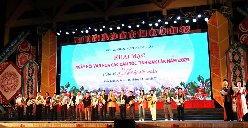 Lãnh đạo Tỉnh ủy, Ủy ban nhân dân tỉnh Đắk Lắk tặng hoa cho các đoàn tham gia Ngày hội Văn hóa các dân tộc tỉnh năm 2023.