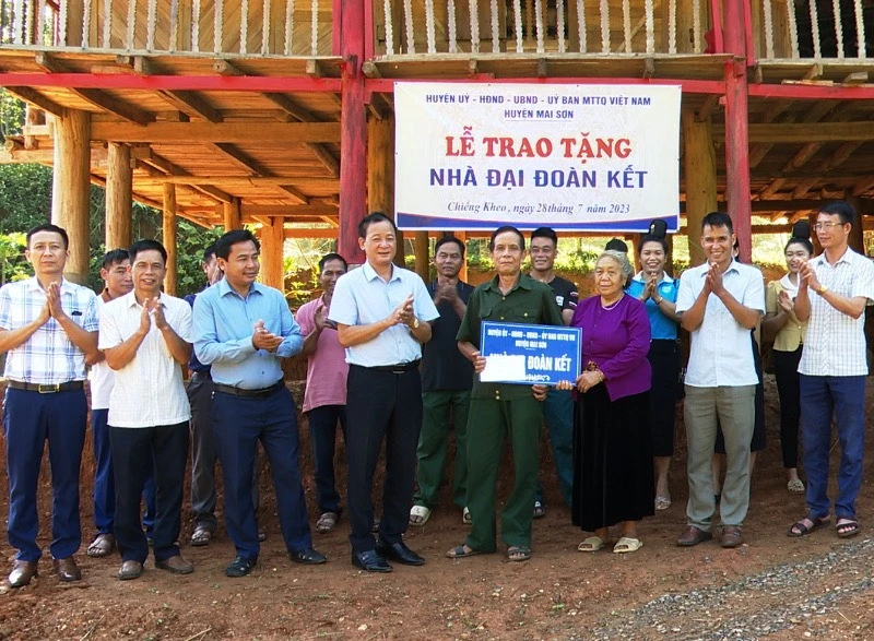 Ủy ban Mặt trận Tổ quốc Việt Nam huyện Mai Sơn trao nhà cho hộ nghèo là đồng bào dân tộc Thái tại xã Chiềng Kheo.