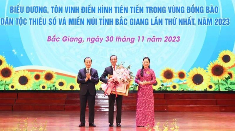 Thừa ủy quyền của Chủ tịch nước, các đồng chí: Nông Thị Hà, Mai Sơn trao Huân chương Lao động Hạng Ba cho đồng chí Chu Quý Minh (giữa).
