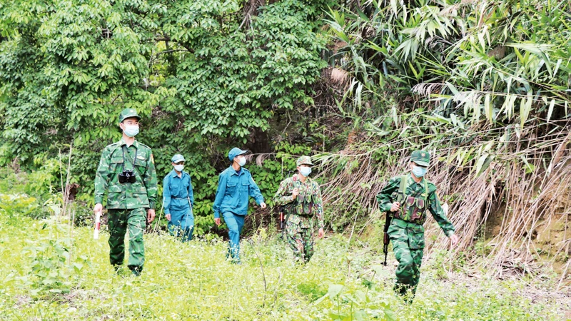 Bộ đội Biên phòng Điện Biên cùng nhân dân địa phương tuần tra bảo vệ đường biên giới. 