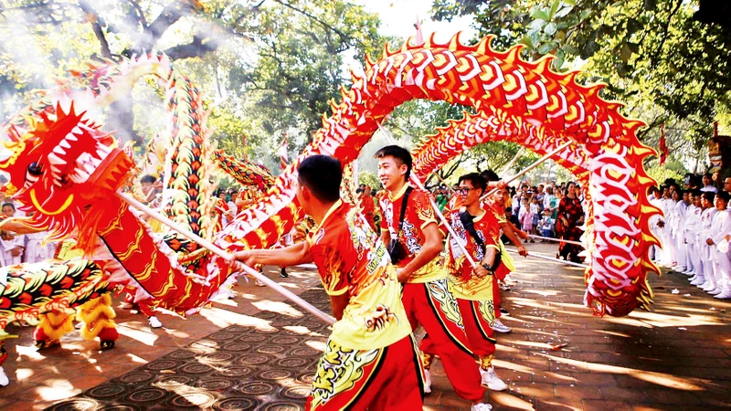 Trình diễn múa rồng tại Lễ hội Đền Trần diễn ra tháng 8 âm lịch hằng năm ở Nam Định. 