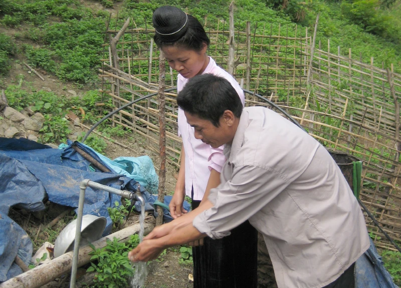 Nước sinh hoạt dẫn từ công trình về tận các hộ thuộc các bản của huyện Quỳnh Nhai.