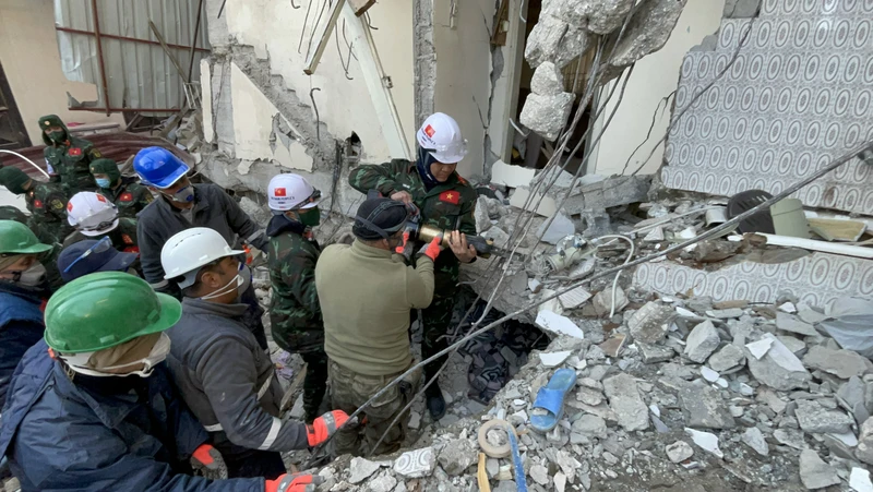 Quân đội nhân dân Việt Nam tham gia cứu hộ, cứu nạn, khắc phục hậu quả động đất tại Thổ Nhĩ Kỳ. (Ảnh VĂN HIẾU)